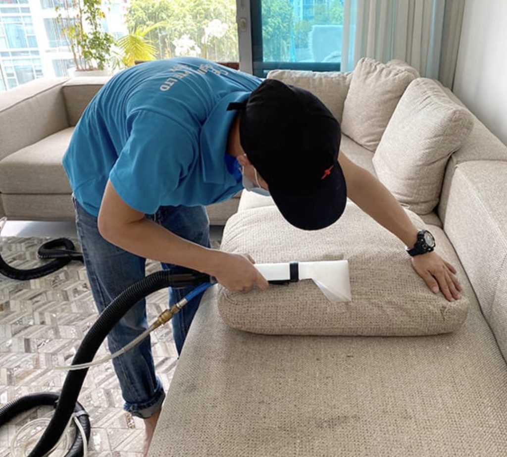 فريق عمل محترف في تنظيف المفروشات